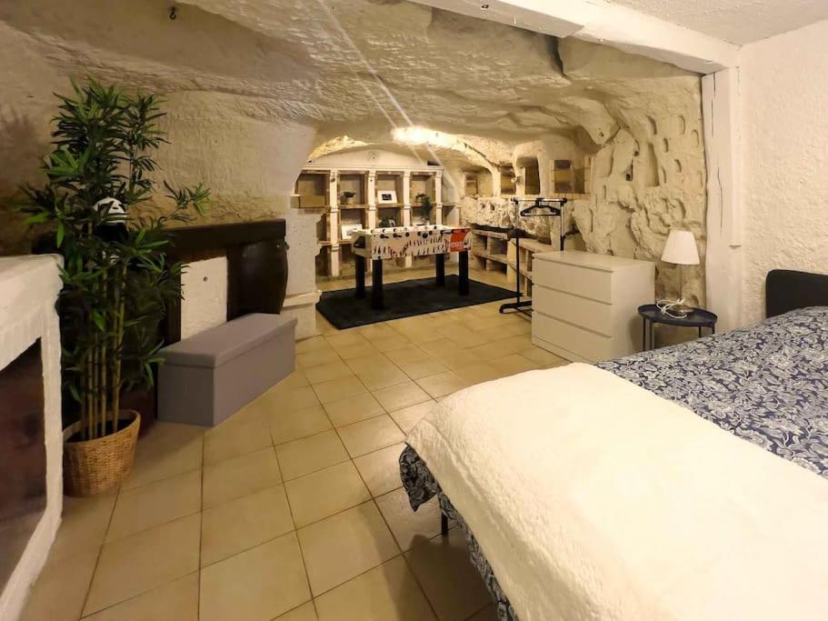 Maison Semi-Troglodyte Avec 4 Velos Rochecorbon Exterior photo